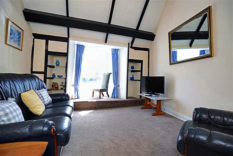 Looking Glass Cottage is located in Lyme Regis